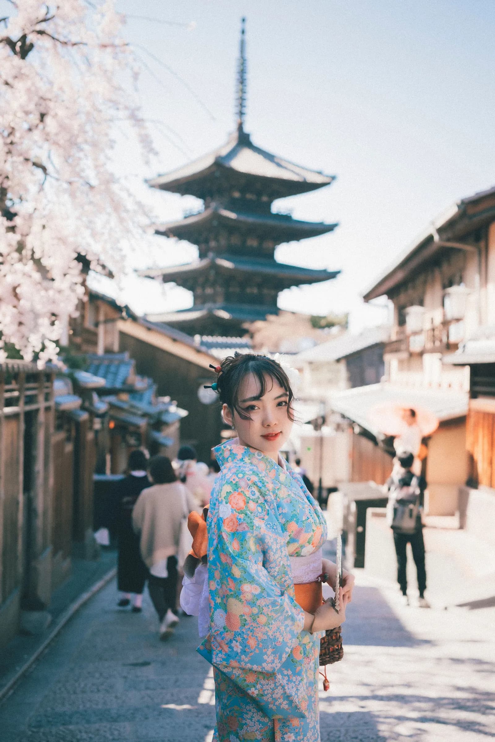 A woman in kimono in front of a Kyoto pagoda